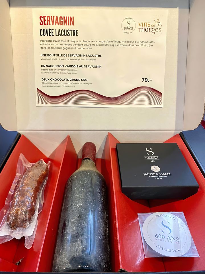 Le Servagnin élevé au fond du lac, vendu dans un coffret exclusivement pour Divinum Le Servagnin élevé au fond du lac, vendu dans un coffret exclusivement pour Divinum
