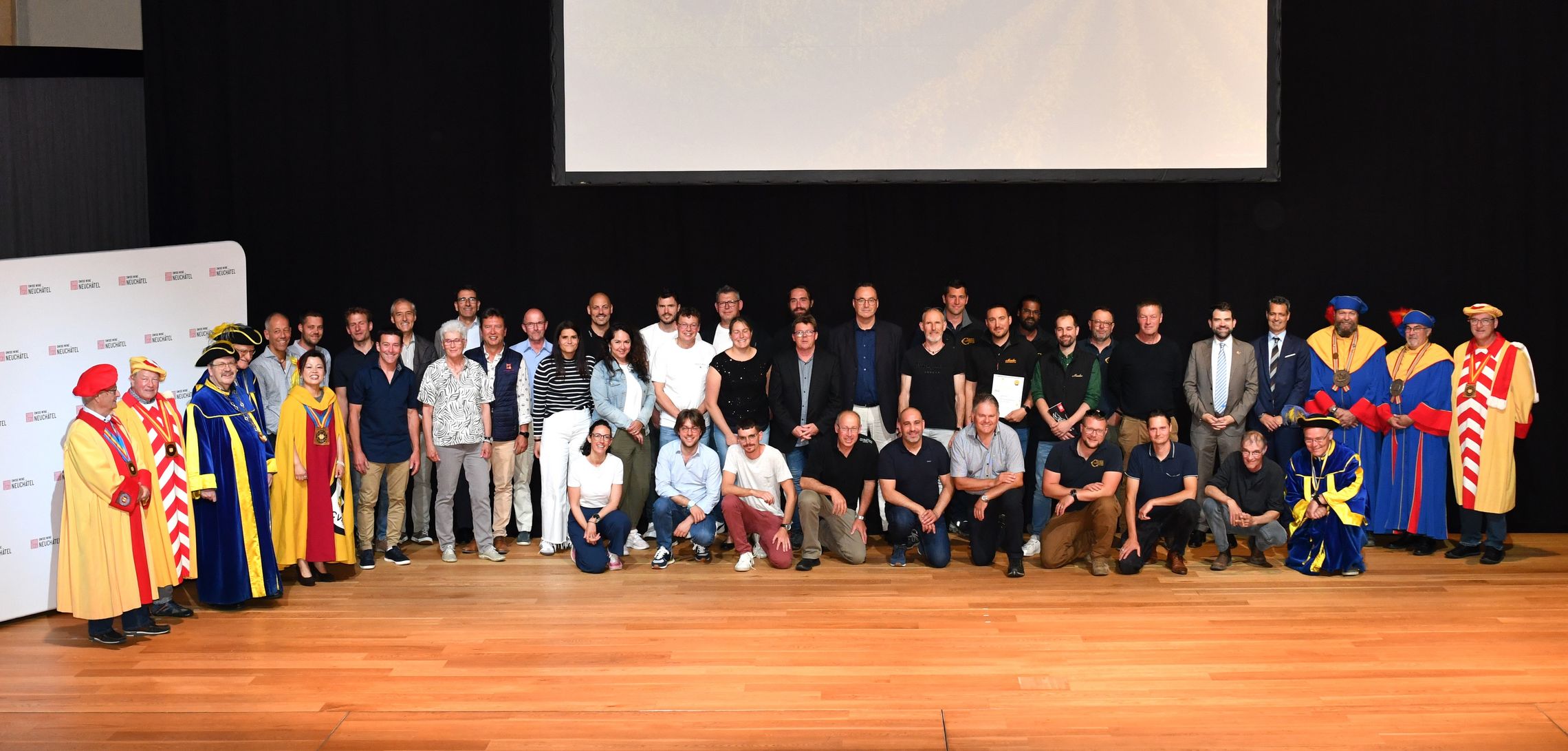 Photo de famille des lauréats et lauréates de la Sélection des Vins de Neuchâtel 2024 (photo m.à.d.) Photo de famille des lauréats et lauréates de la Sélection des Vins de Neuchâtel 2024 (photo m.à.d.)