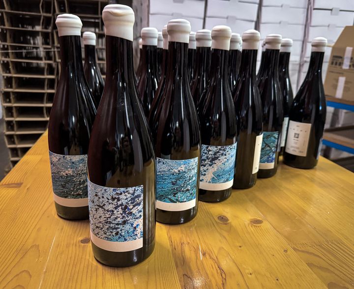 Les bouteilles de "Déluge 2021" avec chacune une étiquette unique. Photo m.à.d.