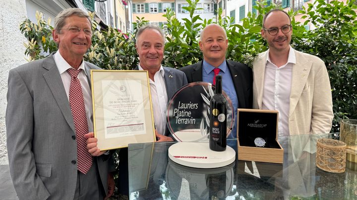 Le gagnant bien entouré: Pierre Monachon président de Terravin, Thierry Durand du Domaine Beau-Soleil, Alain Chapuis secrétaire de Terravin et Jean-Sébastien Bolzli du partenaire Aerowatch (photo m.à.d.) Le gagnant bien entouré: Pierre Monachon président de Terravin, Thierry Durand du Domaine Beau-Soleil, Alain Chapuis secrétaire de Terravin et Jean-Sébastien Bolzli du partenaire Aerowatch (photo m.à.d.)