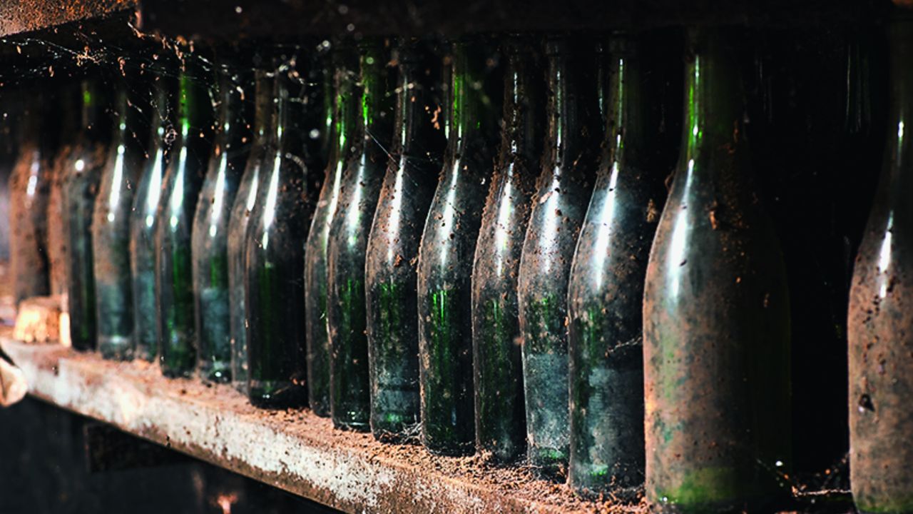Weinlagerung Flaschen stehend oder liegend lagern?