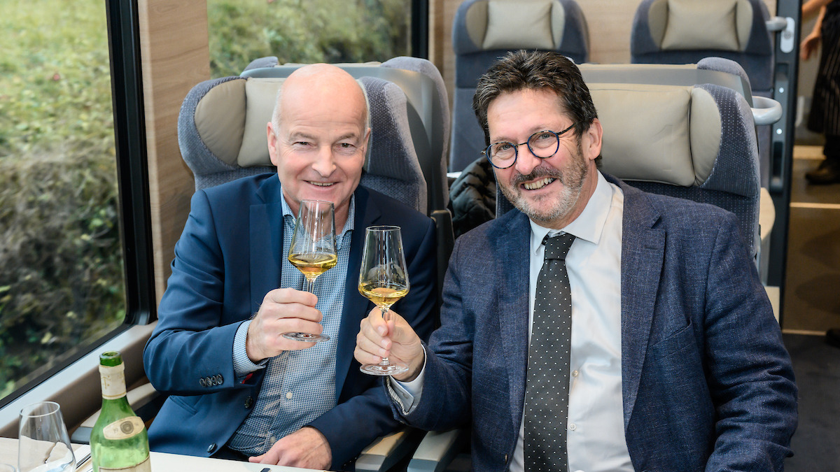 Dans le GoldenPass Express: Daniel Dufaux, directeur de Testuz et Georges Oberson, directeur du MOB Dans le GoldenPass Express: Daniel Dufaux, directeur de Testuz et Georges Oberson, directeur du MOB