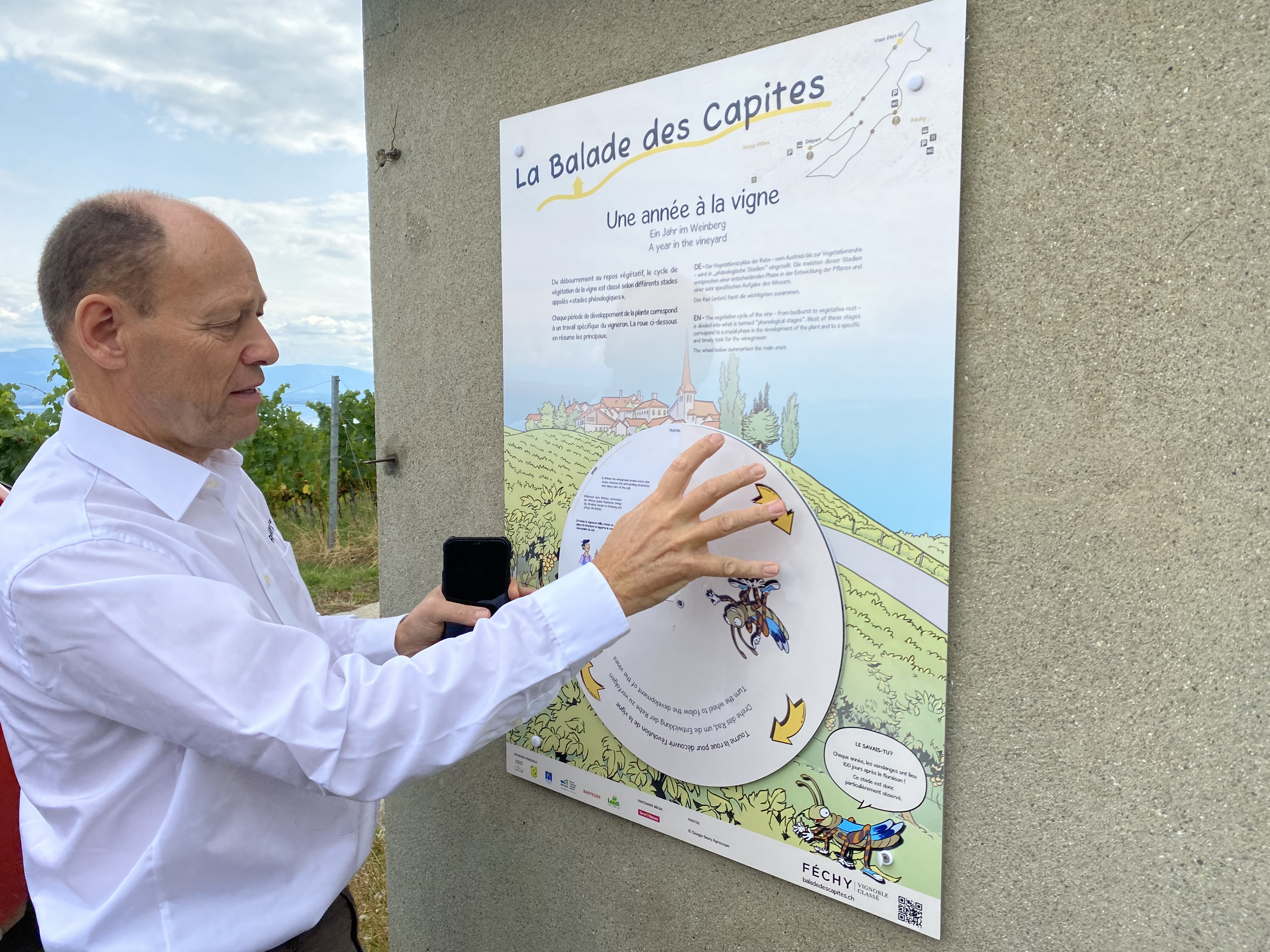 Philibert Frick, vigneron et président de Vin et Terroir Féchy, fait la démonstration d'un panneau didactique et interactif. Photo: Anick Goumaz Philibert Frick, vigneron et président de Vin et Terroir Féchy, fait la démonstration d'un panneau didactique et interactif. Photo: Anick Goumaz