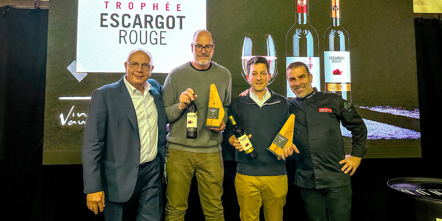 Le président de l'Office des Vins Vaudois Michel Rochat (à gauche) avec les gagnants du Trophée Escargot Rouge 2023. Photo m.à.d.