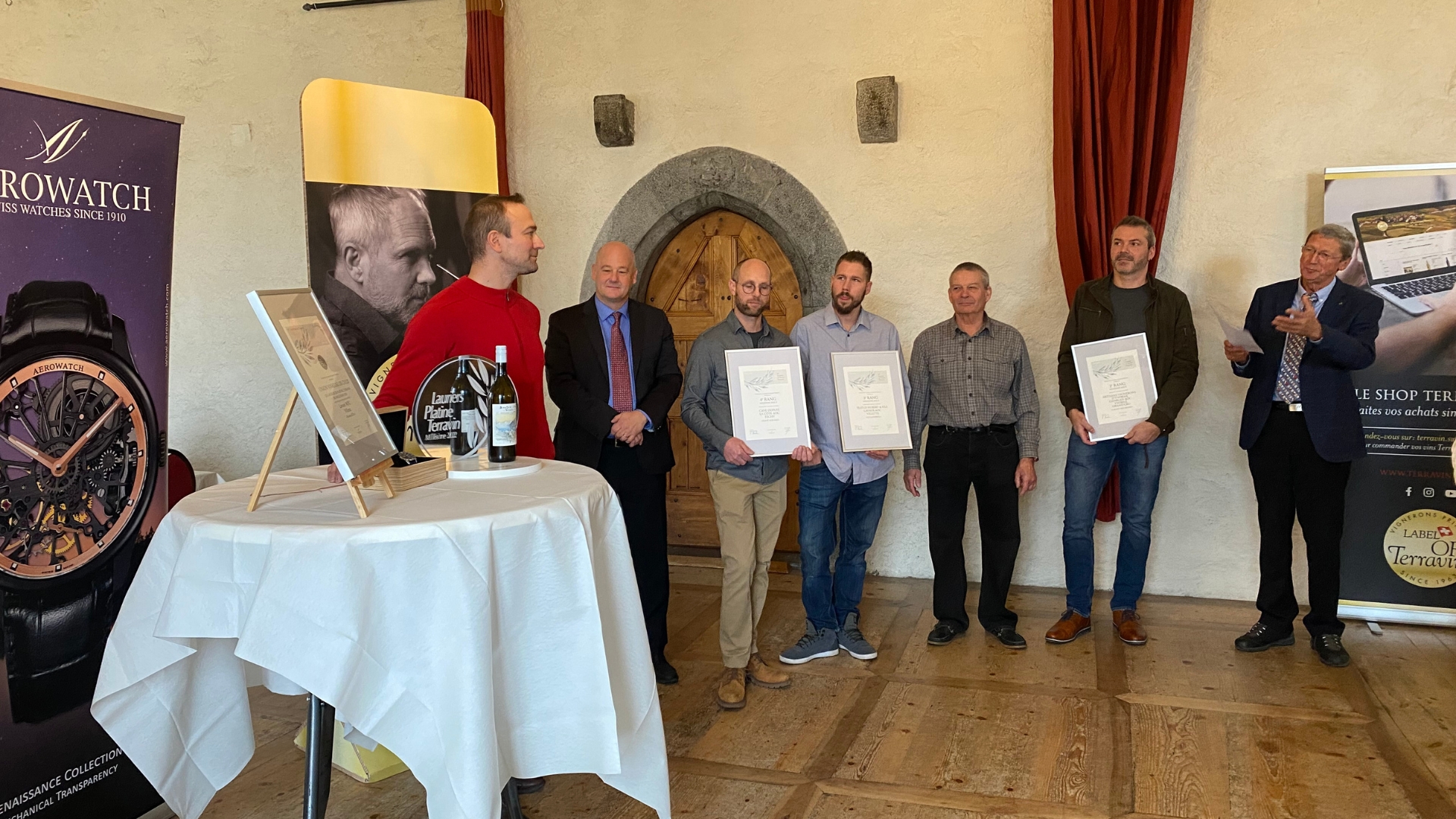 Les finalistes du concours Lauriers de Platine Terravin avec le secrétaire général, Alain Chapuis, et le président, Pierre Monachon. De gauche à droite: Union Vinicole de Cully, Christian Dupuis, Testuz Hubert & Fils et Artisans Vignerons d'Yvorne.