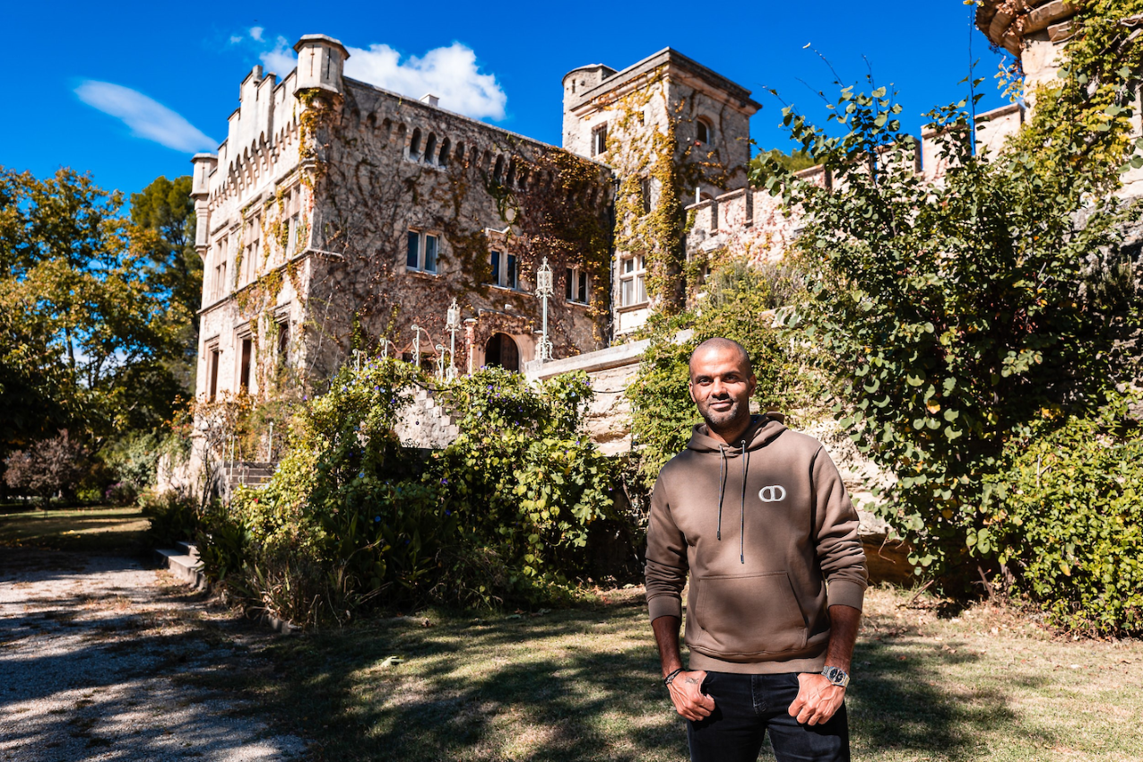 Avec un million d'euros issus d'une campagne de crowdfunding, Tony Parker remet en état son Château Saint-Laurent dans la Vallée du Rhône. Photo: Bricks