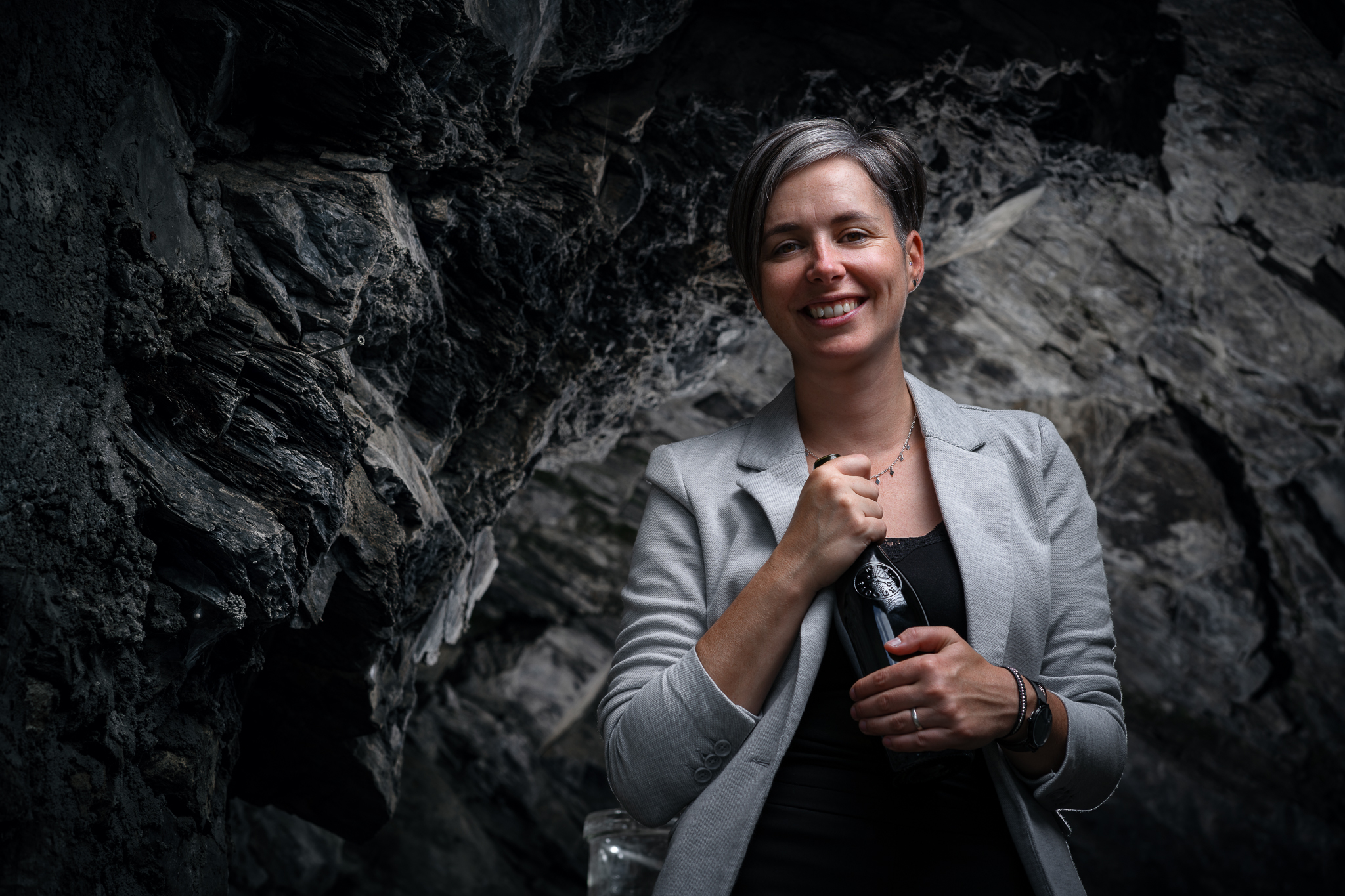 Marjorie Bonvin, œnologue de la maison Henri Badoux, avec son Chasselas "Murmure". Photo m.à.d.