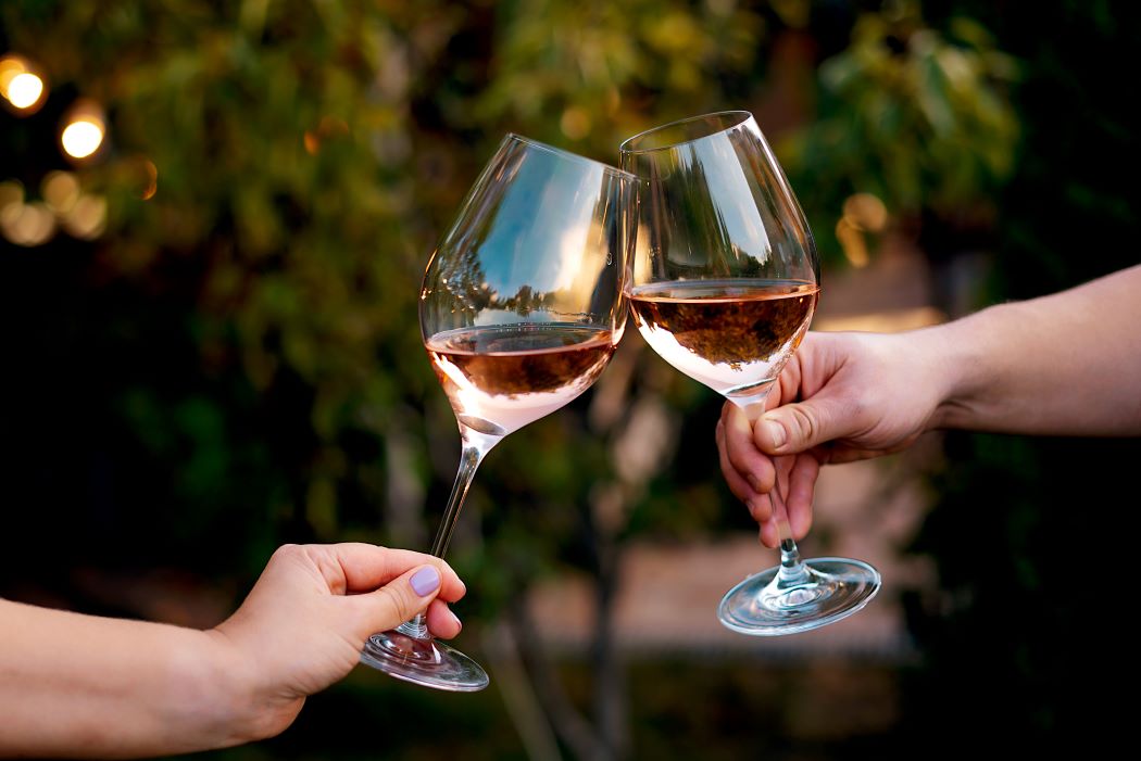 La conseillère en vin Laurence Berlemont, qui travaille également pour les vignobles de Brad Pitt et du réalisateur George Lucas, est aussi impliquée dans le vin des Clooney. (Photo d’illustration: Gettyimages) La conseillère en vin Laurence Berlemont, qui travaille également pour les vignobles de Brad Pitt et du réalisateur George Lucas, est aussi impliquée dans le vin des Clooney. (Photo d’illustration: Gettyimages)