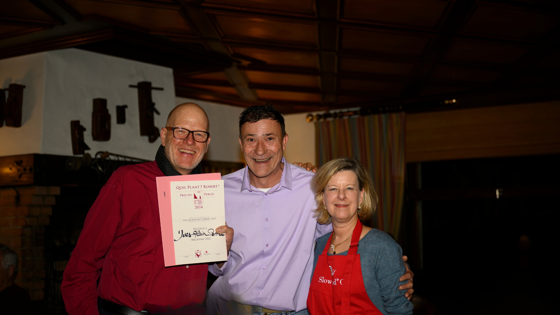 Blaise Duboux, président de l'Association Plant Robert, et Brigitte Streiff, présidente de Slow Food Vaud, entourent le gagnant Yves-Alain Perret (photo Lauren Pasche)