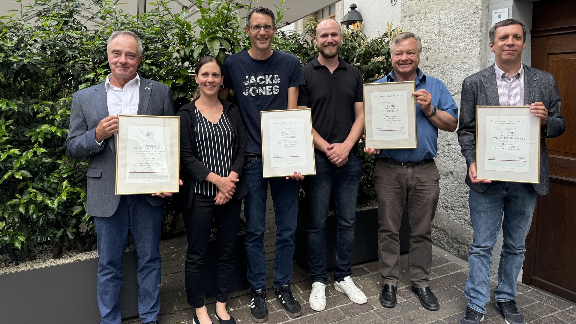 Les quatre finalistes des Lauriers de Platine rouges (de gauche à droite): Domaine Beau-Soleil (1er), Cave Mirabilis (4e), Bolle & Cie (3e), Caves des Rossillonnes (2e). Photo m.à.d. Les quatre finalistes des Lauriers de Platine rouges (de gauche à droite): Domaine Beau-Soleil (1er), Cave Mirabilis (4e), Bolle & Cie (3e), Caves des Rossillonnes (2e). Photo m.à.d.