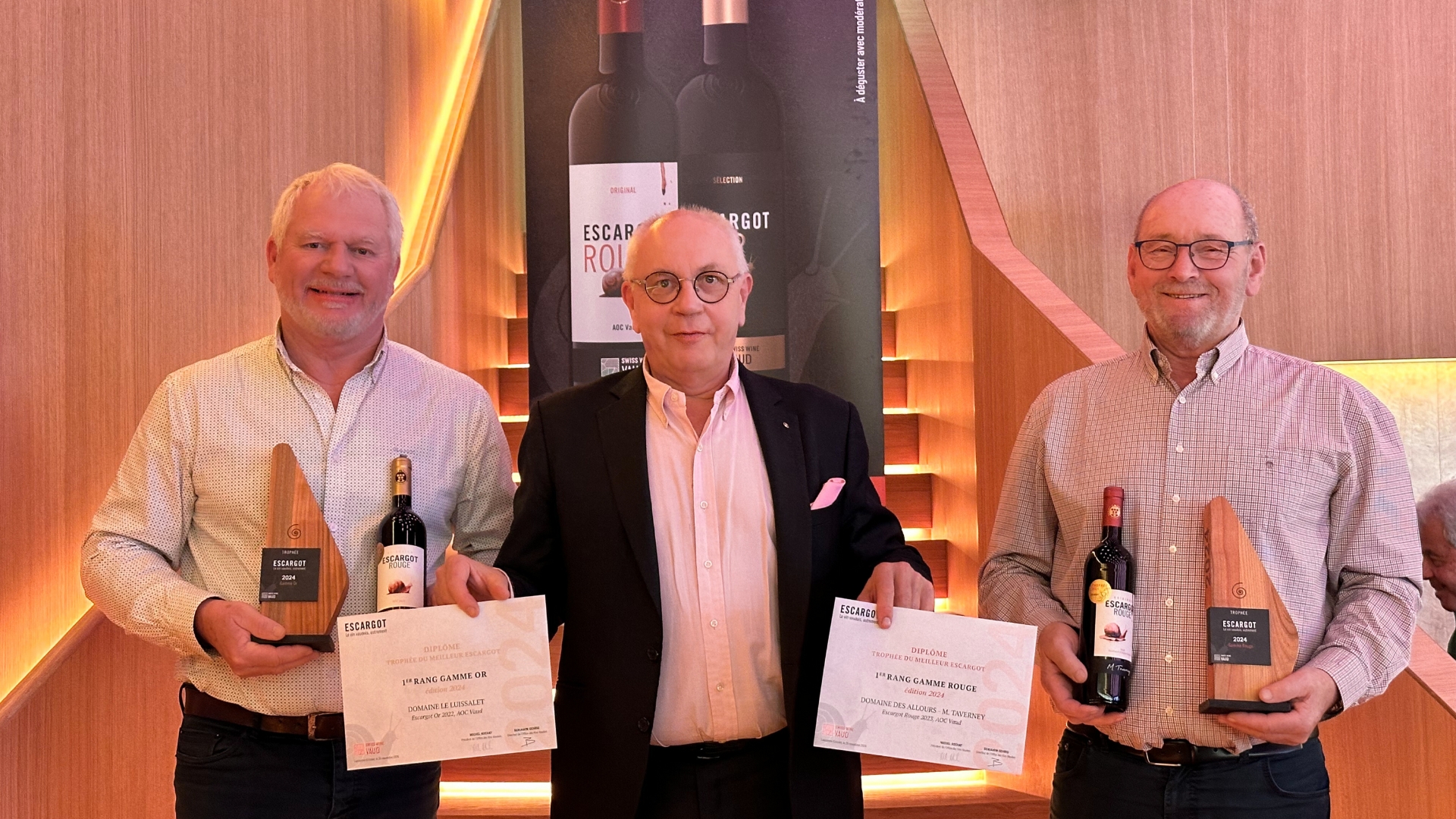 Willy Deladoëy (Domaine Le Luissalet à Bex, Trophée Escargot Or) et Jean-Michel Taverney (Domaine des Allours à Jongny, Trophée Escargot Rouge) entourent Michel Rochat, président de l'Office des Vins Vaudois (photo m.à.d.) Willy Deladoëy (Domaine Le Luissalet à Bex, Trophée Escargot Or) et Jean-Michel Taverney (Domaine des Allours à Jongny, Trophée Escargot Rouge) entourent Michel Rochat, président de l'Office des Vins Vaudois (photo m.à.d.)