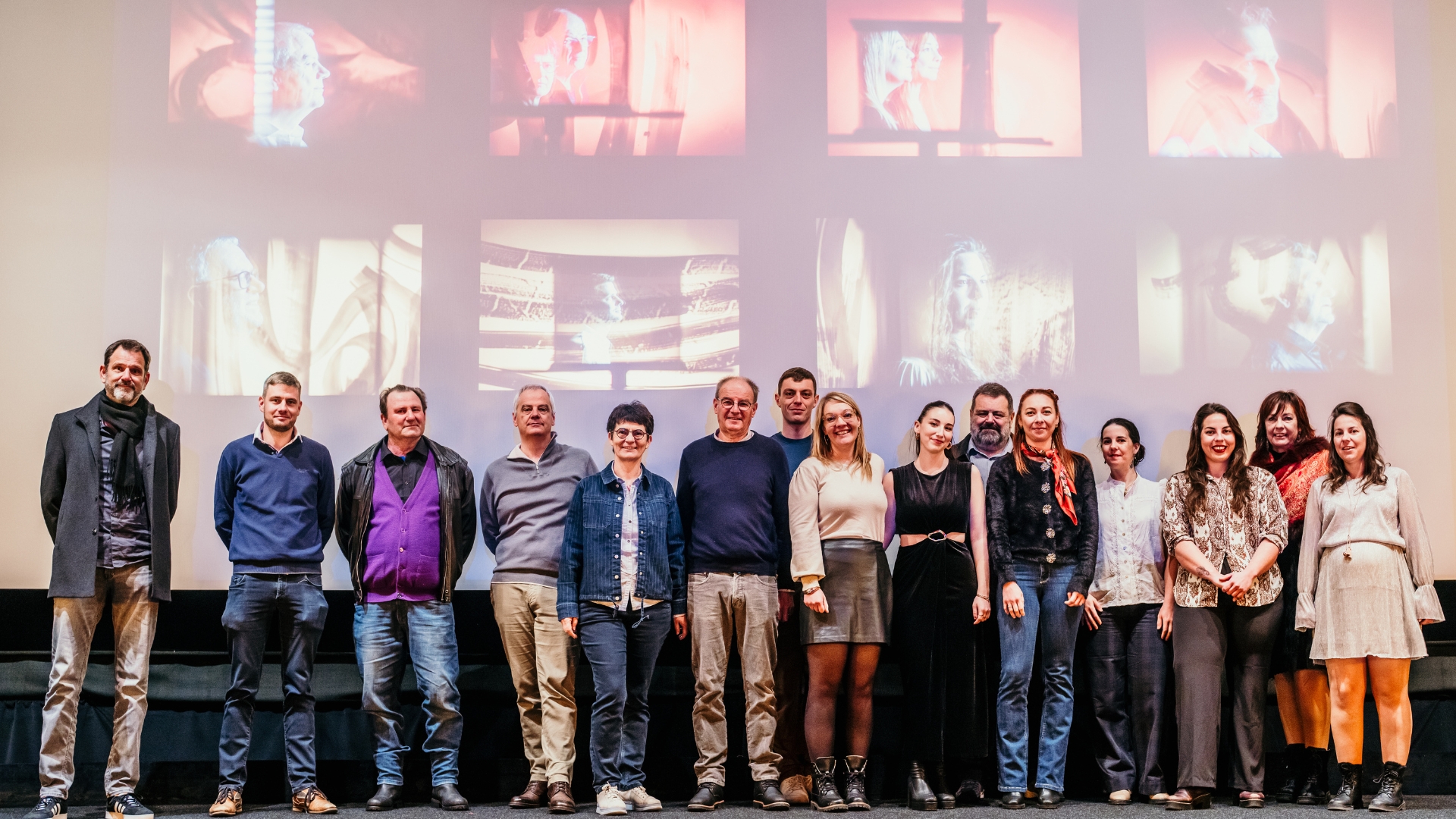 Tous les lauréats des Étoiles du Valais posent devant leur portrait, à Verbier (photo Sophie Diaz) Tous les lauréats des Étoiles du Valais posent devant leur portrait, à Verbier (photo Sophie Diaz)