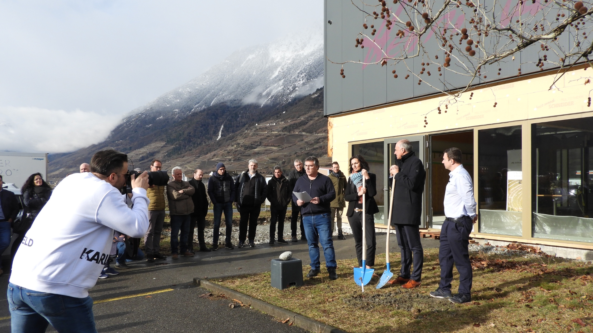 Devant la future Maison de la Petite Arvine: Gérard Dorsaz (président de Fully Destination Petite Arvine), Caroline Ançay-Roduit (présidente de Fully), Christophe Darbellay (conseiller d'État) et Gaëtan Bender (responsable du comité de construction Président de la coopérative Projet de Développement Régional de Fully et de Fully Destination Petite Arvine, Gérard Dorsaz a proclamé un discours après que Caroline Ançay-Roduit (présidente de Fully), Christophe Darbellay (conseiller d'État) et Gaëtan Bender (responsable du comité de construction) aient planté un cep devant la future Maison de la Petite Arvine (photo Anick Goumaz)