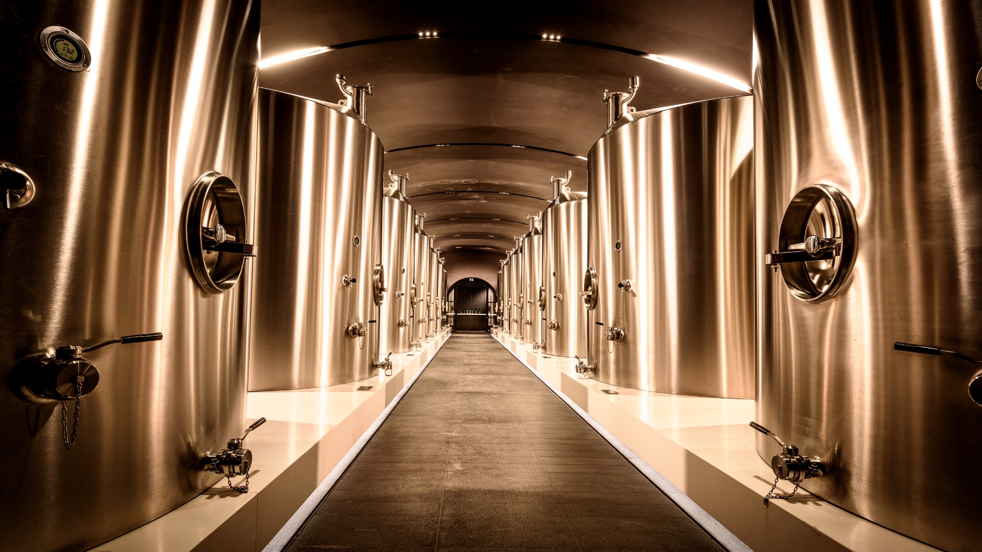 Pas de fûts de chêne chez Laurent-Perrier! Les vins clairs attendent jusqu'à huit ans en cuves inox avant d'être assemblés pour le Champagne Grand Siècle (photo: Leif Carlsson) Pas de fûts de chêne chez Laurent-Perrier! Les vins clairs attendent jusqu'à huit ans en cuves inox avant d'être assemblés pour le Champagne Grand Siècle (photo: Leif Carlsson)