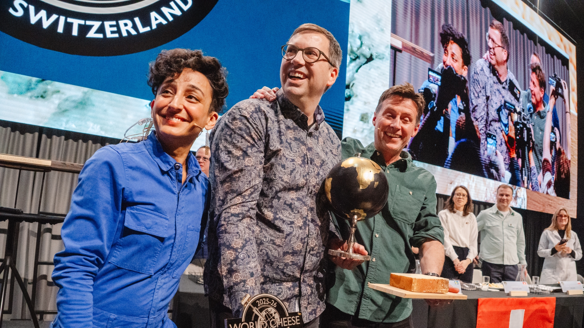 Le gagnant des World Cheese Awards 2025, Piuz Hitz, maître-fromager de Vorderfultigen, bien entouré par les animateurs de la finale (photo m.à.d.)
