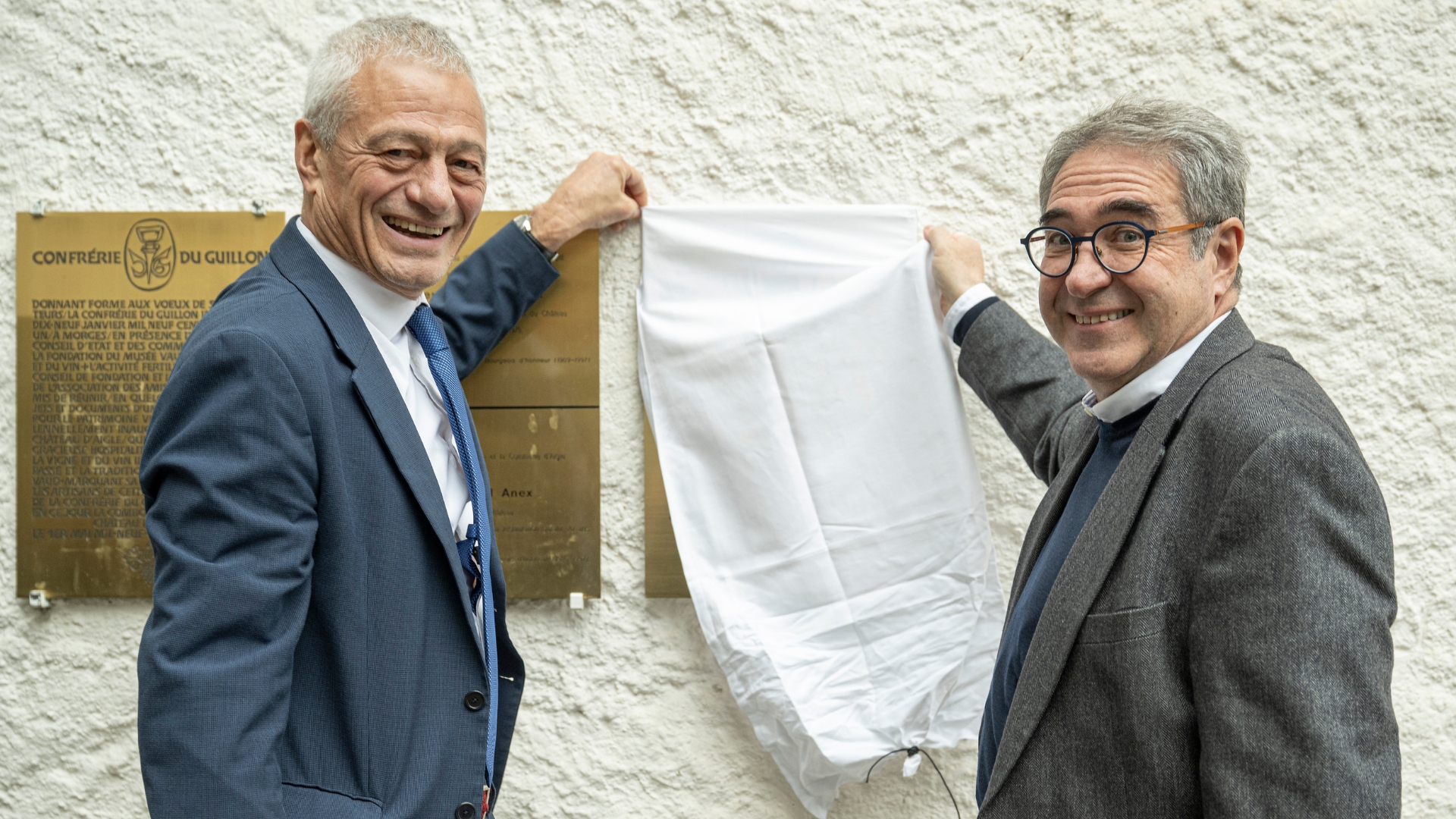 Baudouin Havaux (président du CMB) et Frédéric Borloz (conseiller d'État et président du comité d'organisation du CMB Aigle 2019) dévoilent la plaque commémorative fixée à l'entrée du château d'Aigle (photo CMB Aigle 2019 / Jean-Bernard Sieber)