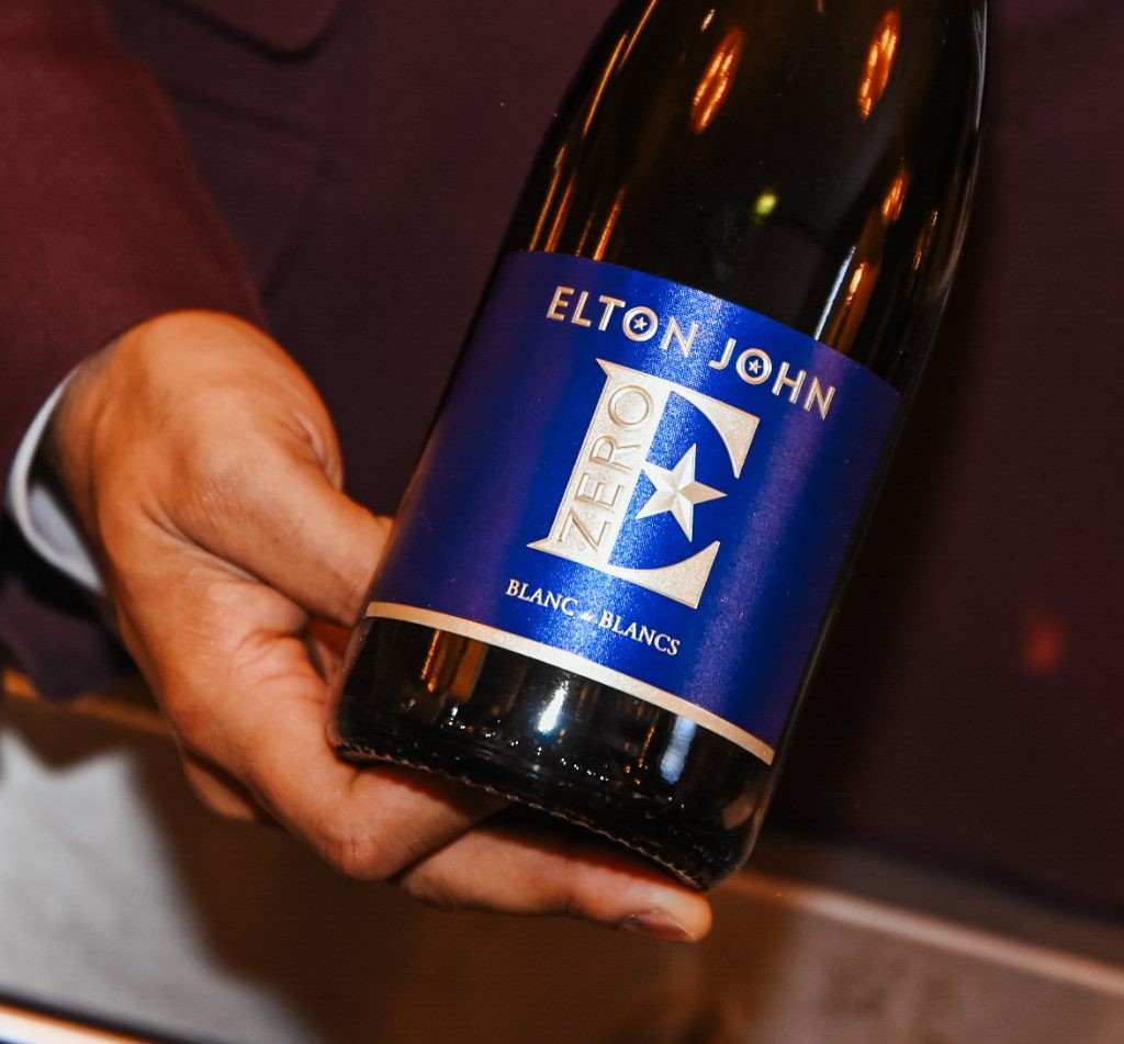 Il aime faire la fête, mais ne boit pas d'alcool: Sir Elton John a fait créer son propre vin mousseux sans alcool (photo m.à.d.)) Il aime faire la fête, mais ne boit pas d'alcool: Sir Elton John a fait créer son propre vin mousseux sans alcool (photo m.à.d.))