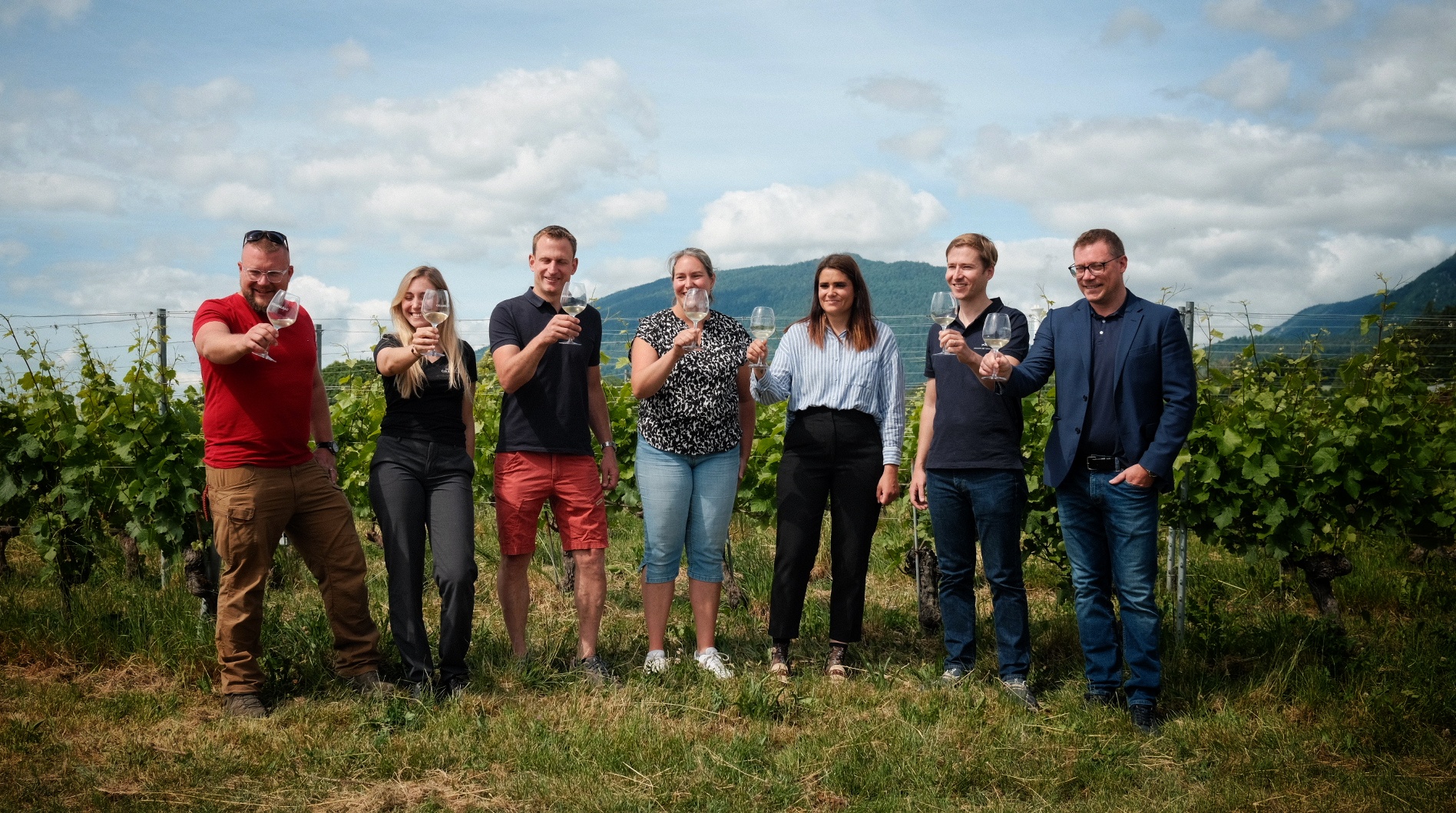 Les vignerons membres: Henry Grosjean du Château d'Auvernier, Charlotte Burgat du Domaine de Chambleau, Alexandre Perrochet de la Maison Carrée, Sophie Porret, Elodie Kuntzer du Domaine St-Sébaste, Morgan Meier du Domaine Les Landions et Dimitri Colomb Les vigneronnes et vignerons membres de l'association (de gauche à droite): Henry Grosjean du Château d'Auvernier, Charlotte Burgat du Domaine de Chambleau, Alexandre Perrochet de la Maison Carrée, Sophie Porret, Elodie Kuntzer du Domaine St-Sébaste, Morgan Meier du Domaine Les Landions et Dimitri Colomb du Domaine Bouvet-Jabloir (photo m.à.d.)