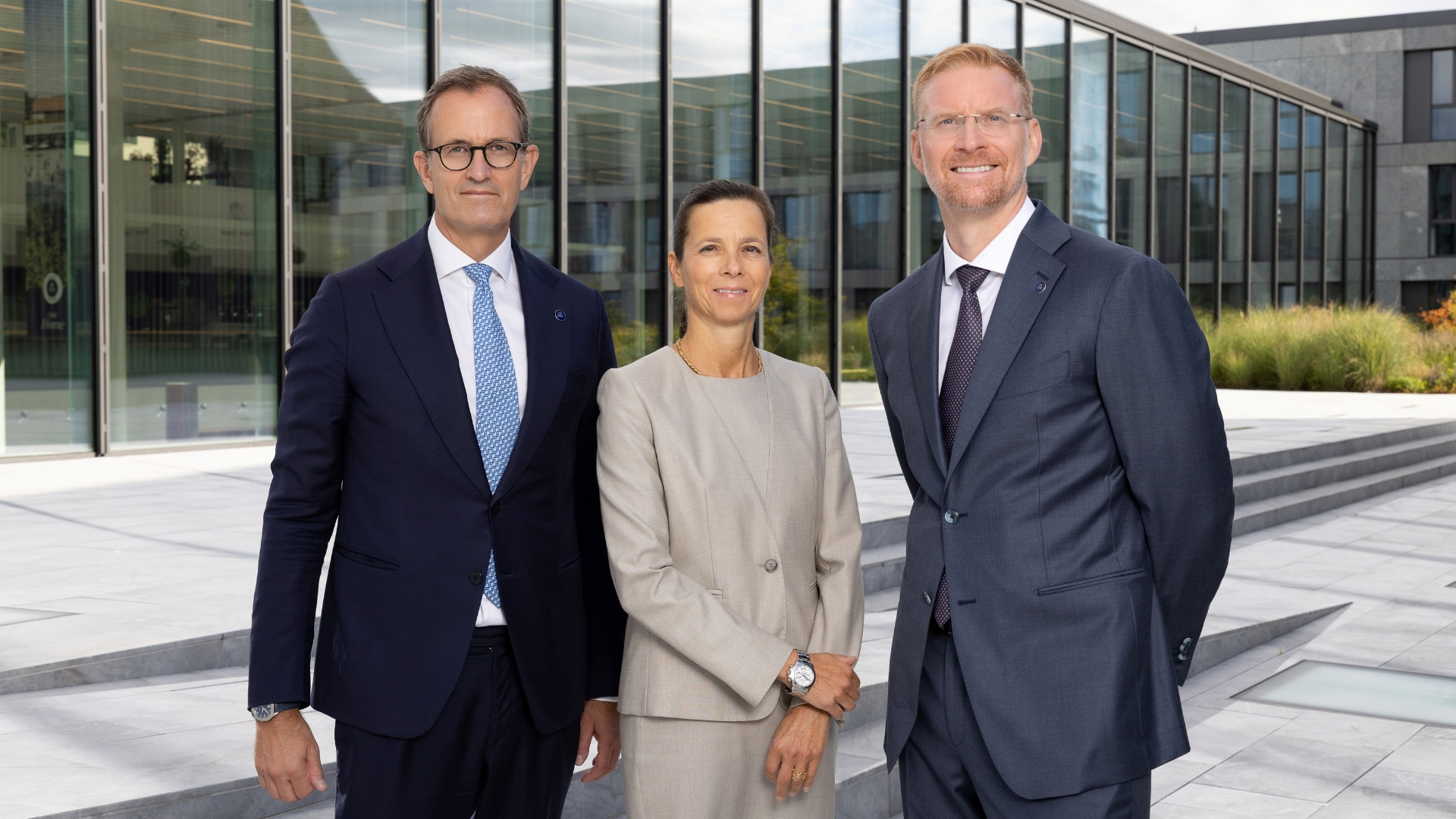 Devant l'EHL, de gauche à droite: Dr Markus Venzin, Dr Carole Ackermann (président du conseil d'administration) et Dr Achmi Schmitt (photo m.à.d.)